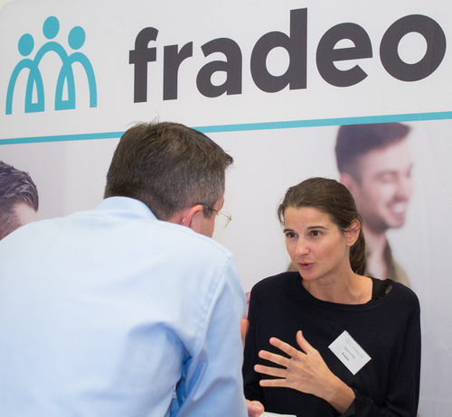 Stéphanie Mey, Senior Recruiter bei Fradeo im Austausch mit einem Bewerber auf der deutsch-französischen Jobmesse.