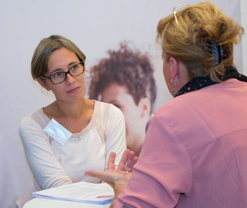 Sylvie Larivière, Senior Recruiter bei Fradeo im Gespräch mit einer Bewerberin auf der deutsch-französischen Jobmesse.
